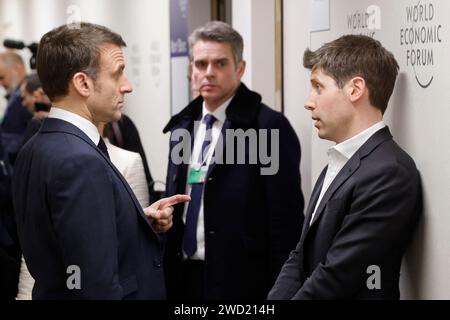 Davos, Schweiz. Januar 2024. Der französische Präsident Emmanuel Macron (L) spricht mit dem CEO von OpenAI, Sam Altman (R) am Rande des Weltwirtschaftsforums (WEF) am 17. Januar 2024 in Davos, Schweiz. Foto: Ludovic Marin/Pool/ABACAPRESS.COM Credit: Abaca Press/Alamy Live News Stockfoto