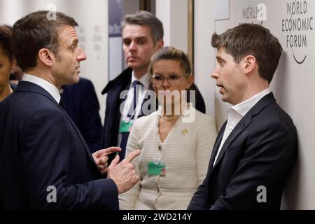 Davos, Schweiz. Januar 2024. Der französische Präsident Emmanuel Macron (C) spricht mit dem CEO von OpenAI, Sam Altman (R) am Rande des Weltwirtschaftsforums (WEF) am 17. Januar 2024 in Davos, Schweiz. Foto: Ludovic Marin/Pool/ABACAPRESS.COM Credit: Abaca Press/Alamy Live News Stockfoto