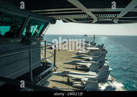 Der Raketenkreuzer USS San Jacinto überquert den Bug des Flugzeugträgers USS Dwight D. Eisenhower Stockfoto