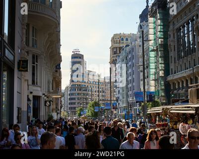 Menschenmenge oder Menschenmenge auf der Gran Via in der spanischen Hauptstadt. Rush Hour in Madrid mit großer Menschenmenge in der Innenstadt. Madrid, Spanien Stockfoto