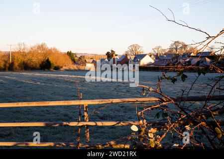 Atemberaubende Landschaft bei Sonnenaufgang im ländlichen Dorf Clyst St. George in East Devon, bei tiefen Temperaturen mit Frost 18. Januar 2024 Foto: Becky Selina Credit: Alamy News Stockfoto