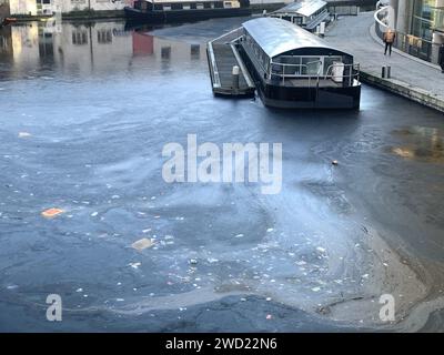 Im Grand Union Kanal im Paddington Basin in London gefrorene Trümmer. Das Vereinigte Königreich wird bis zum Wochenende in einem kalten Moment bleiben, da die Temperaturen im Gefrierbereich in weiten Teilen des Landes noch weiter sinken werden. Bilddatum: Donnerstag, 18. Januar 2024. Stockfoto