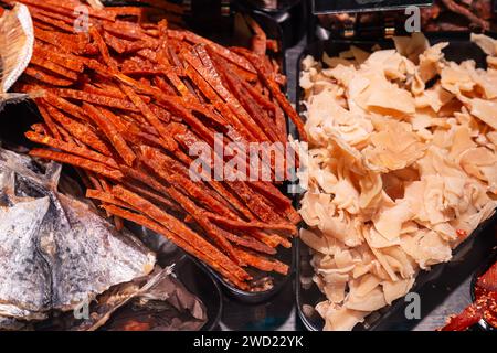 Getrockneter Fisch in einem Supermarkt. Bier-Snack. Stockfoto