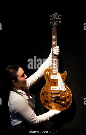 Ein Kunstführer von Christie hält Mark Knopfler's Les Paul Standard Gold Top Gitarre, die Teil der Mark Knopfler Guitar Collection ist, im Christie's in London zu sehen, bevor sie auf einer Auktion angeboten wird. Bilddatum: Donnerstag, 18. Januar 2024. Stockfoto