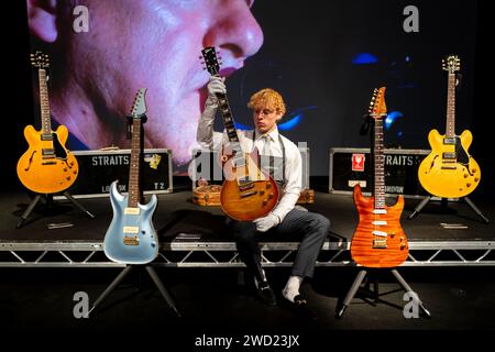 Ein Kunstführer von Christie hält Mark Knopfler 1959 Vintage Gibson Les Paul Standard Gitarre, die Teil der Mark Knopfler Guitar Collection ist, auf der Christie's in London ausgestellt, bevor sie auf einer Auktion angeboten wird. Bilddatum: Donnerstag, 18. Januar 2024. Stockfoto