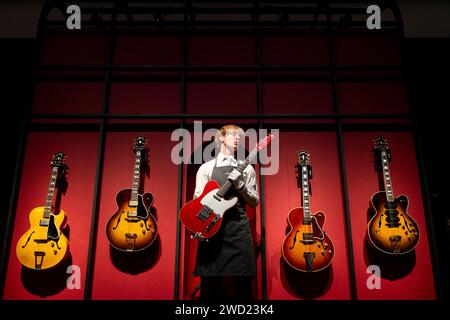 Ein Christie's Kunstführer hält Mark Knopflers Red Schecter Telecaster Gitarre, die Teil der Mark Knopfler Guitar Collection ist, in der Christie's in London zu sehen, bevor sie auf einer Auktion angeboten wird. Bilddatum: Donnerstag, 18. Januar 2024. Stockfoto