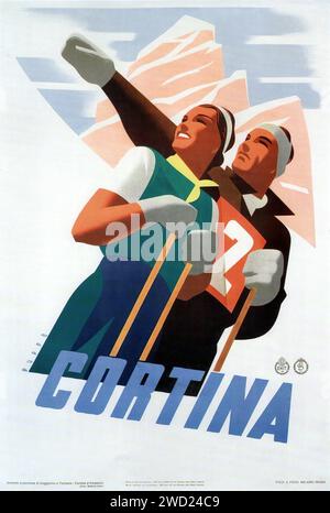 Cortina. 1930“ das Bild zeigt zwei Skifahrer in Bewegung mit dem Namen „CORTINA“. Der Stil ist dynamisch und modern und fängt die Energie und Eleganz des Skifahrens in Cortina d'Ampezzo ein, mit einem scharfen Kontrast zwischen den Figuren und dem schneebedeckten Hintergrund. Stockfoto