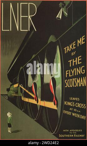 „TAKE ME BY THE FLIEGENDEN SCOTSMAN VERLÄSST KING's CROSS UM 10 UHR AN WOCHENTAGEN MIT ENTSCHULDIGUNGEN AN DIE SÜDBAHN“ ein Poster im Art déco-Stil, auf dem der Flying Scotsman Train mit einem imposanten schwarzen Zug mit stilisiertem Dampf und einer kleinen Figur, die zusieht, gepostet wird. Die Farben sind dunkel mit grünen und roten Akzenten. Stockfoto