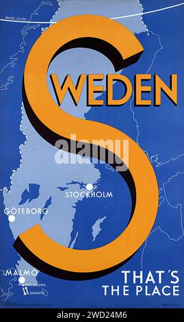 „SWEDEN“ „That's the Place“ Ein auffälliges, grafisches Reiseposter Schwedens, auf dem ein großer Buchstabe „S“ über einer Landkarte steht. Der Stil ist modern mit einem minimalistischen Design, das eine begrenzte Farbpalette und starke typografische Elemente verwendet, um eine beeindruckende visuelle Wirkung zu erzielen. Stockfoto