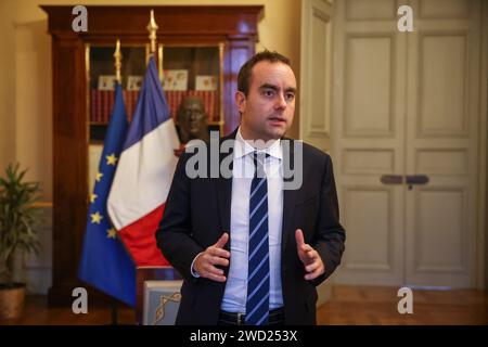 Paris, Frankreich. Januar 2024. © PHOTOPQR/LE PARISIEN/Fred Dugit ; Paris ; 17/01/2024 ; Politique Paris VIIIe, le 17 janvier 2024 Sébastien Lecornu, Ministry des Armées dans Son Bureau Photo LP/Fred Dugit France, 17. januar 2024. Französischer Armeeminister Sebastien Lecornu in seinem Büro *** örtlicher Titel *** Sébastien Lecornu Credit: MAXPPP/Alamy Live News Stockfoto