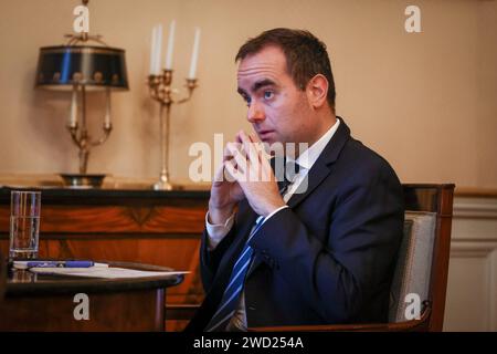 Paris, Frankreich. Januar 2024. © PHOTOPQR/LE PARISIEN/Fred Dugit ; Paris ; 17/01/2024 ; Politique Paris VIIIe, le 17 janvier 2024 Sébastien Lecornu, Ministry des Armées dans Son Bureau Photo LP/Fred Dugit France, 17. januar 2024. Französischer Armeeminister Sebastien Lecornu in seinem Büro *** örtlicher Titel *** Sébastien Lecornu Credit: MAXPPP/Alamy Live News Stockfoto