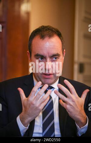 Paris, Frankreich. Januar 2024. © PHOTOPQR/LE PARISIEN/Fred Dugit ; Paris ; 17/01/2024 ; Politique Paris VIIIe, le 17 janvier 2024 Sébastien Lecornu, Ministry des Armées dans Son Bureau Photo LP/Fred Dugit France, 17. januar 2024. Französischer Armeeminister Sebastien Lecornu in seinem Büro *** örtlicher Titel *** Sébastien Lecornu Credit: MAXPPP/Alamy Live News Stockfoto