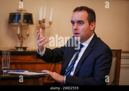 Paris, Frankreich. Januar 2024. © PHOTOPQR/LE PARISIEN/Fred Dugit ; Paris ; 17/01/2024 ; Politique Paris VIIIe, le 17 janvier 2024 Sébastien Lecornu, Ministry des Armées dans Son Bureau Photo LP/Fred Dugit France, 17. januar 2024. Französischer Armeeminister Sebastien Lecornu in seinem Büro *** örtlicher Titel *** Sébastien Lecornu Credit: MAXPPP/Alamy Live News Stockfoto