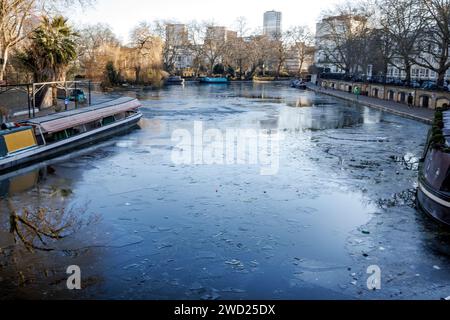 London, Großbritannien. Januar 2024. Der Regent's Canal ist in Little Venice, London, gefroren, als die Temperaturen in der Hauptstadt für eine weitere Nacht unter Null fallen. Gelbe und gelbe Wetterwarnungen für Schnee und Eis wurden vom Met Office für große Teile Großbritanniens ausgegeben. Foto: Ben Cawthra/SIPA USA Credit: SIPA USA/Alamy Live News Stockfoto