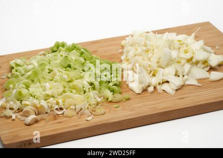 Frisch gehackter Lauch und Zwiebeln auf einem Holzbrett Stockfoto