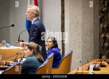 DEN HAAG - Fleur Graper-van Koolwijk, Staatssekretär für Kultur und Medien, Robbert Dijkgraaf, Minister für Bildung, Kultur und Wissenschaft, und Marielle Paul, Ministerin für Primar- und Sekundarschulbildung während einer Debatte im Repräsentantenhaus über den Haushalt für Bildung, Kultur und Wissenschaft. ANP KOEN VAN WEEL niederlande aus - belgien aus Stockfoto