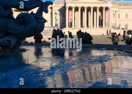 Trafalgar Square, London, Großbritannien. Januar 2024. Wetter in Großbritannien: Eis auf den Springbrunnen des Trafalgar Square. Quelle: Matthew Chattle/Alamy Live News Stockfoto