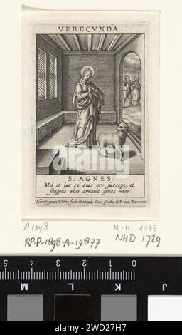 Dearness of the Shy, Hieronymus Wierix, 1563 – vor 1619 Druck der Heilige Agnes betet in einer Kapelle. Das Lamm rennt nach ihr. Rechts im Hintergrund die Enthauptung von Agnes. Am Rand eine zweiseitige Beschriftung in lateinischer Sprache. Antwerpener Papier mit Gravur des jungfräulichen Märtyrers Agnes von Rom; mögliche Attribute: Lamm, Ring. Kniend auf erloschenen Schwucheln, St. Agnes wird in die Kehle gestochen oder enthauptet Stockfoto