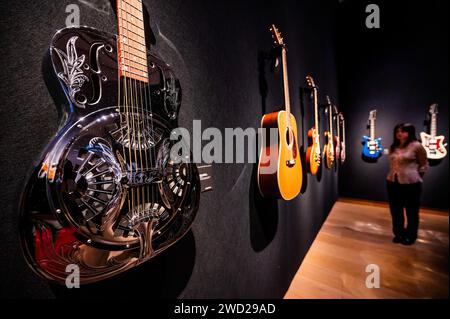 London, Großbritannien. Januar 2024. Eine Vorschau der Mark Knopfler Collection bei Christies in London. Mit mehr als 120 Gitarren und Amps umfasst die Sammlung seine 50-jährige Karriere. Der Verkauf findet am 31. Januar statt. Guy Bell/Alamy Live News Stockfoto