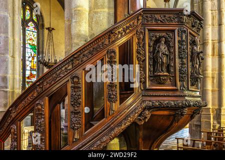 Die geschnitzte hölzerne Kanzel in der Grande Eglise de Saint-Etienne mit Statuetten von Heiligen und Bischöfen. Saint-Etienne, Frankreich Stockfoto