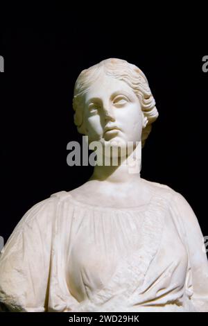 Istanbul, Türkei - 11. Dezember 2023: Archäologiemuseum in Istanbul, Marmorstatue von Muse, Mitte des 1. Jahrhunderts v. Chr Stockfoto