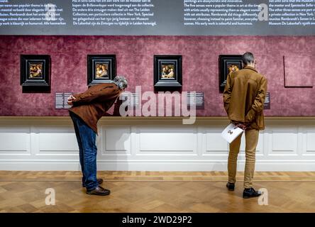 LEIDEN - Rembrandts Werke beziehen sich auf vier Sinne während der Pressevorschau für die Ausstellung „Rembrandts vier Sinne – seine ersten Gemälde“ im de Lakenhal Museum in Leiden. Das Museum feiert sein 150-jähriges Bestehen und präsentiert vier Gemälde Rembrandts, die er als 18-jähriger in Leiden gemacht hat. ANP REMKO DE WAAL niederlande raus - belgien raus Stockfoto