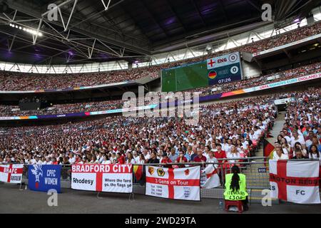 Fans beim UEFA Women's Euro Final 2022 England gegen Deutschland im Wembley Stadium, London, 31. Juli 2022 Stockfoto