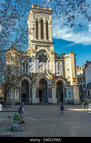 Die Fassade der Kathedrale der Stadt Saint-Etienne, die dem Heiligen Charles Borromeo gewidmet ist. Saint-Etienne, Region Auvergne-Rhône-Alpes, Frankreich Stockfoto