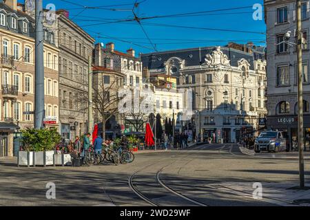 Gebäude im Barockstil, U-Bahn-Gleise und Geschäftsgebäude an der Piazza del Popolo. Saint-Etienne, Region Auvergne-Rhône-Alpes, Frankreich, Europa Stockfoto