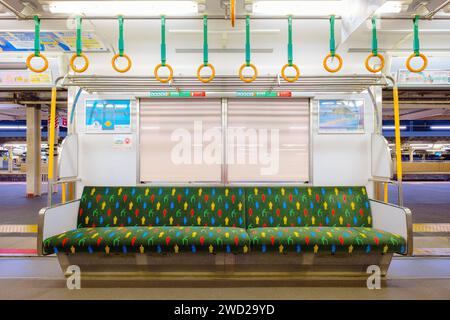 Kyoto, Japan - März 31 2023: Ein leerer Prioritätssitz in einem Lokalzug in Kyoto Stockfoto