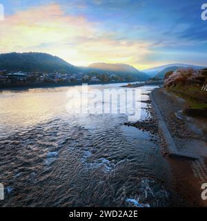 Kyoto, Japan - 1. April 2023: Präfekturaler Uji Park mit voller Kirschblüte ist das Symbol der Stadt Uji mit schöner Landschaft der Stadt und PR Stockfoto