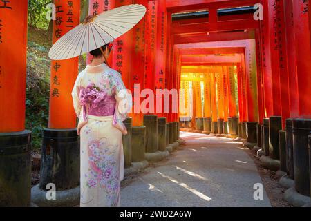 Kyoto, Japan - 1. April 2023: Fushimi Inari-taisha, erbaut im Jahr 1499, ist es das Symbol eines Weges, der von Tausenden von Torii-Toren mit malerischer, voller Blüte gesäumt ist Stockfoto