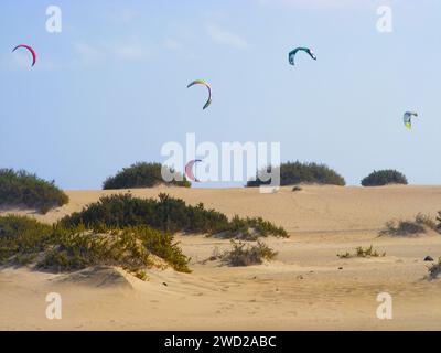 Kitesurfen auf Fuerteventura, Kanarischen Inseln, Spanien. Stockfoto