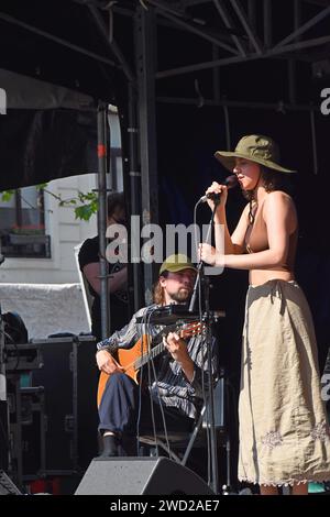 Die belgische vierköpfige Band Ão mit der Sängerin Brenda Corijn trat auf der Bühne des Place Ste-Catherine beim Brussels Jazz Festival im Mai 2023 auf Stockfoto