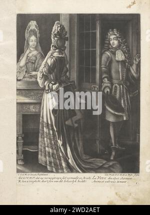 Das Gesicht, Jacob Gole, ca. 1695 - 1724 Druck Eine junge Frau schaut sich im Spiegel an. Ein junger Mann beobachtet von der Tür aus. Der Ausdruck ist Teil einer Serie mit den fünf Sinnen. Amsterdam Gravurkleid aus Papier, Kleid: Manteau (+ Damenkleidung). Mantel (JUSTAUCORPS) (+ Herrenkleidung). Nackenbekleidung  Kleidung (CRAVAT) (+ Herrenbekleidung). Kopfbedeckung: Hut (+ Herrenkleidung). Hosen, Hosen usw. (UNTERROCK REITHOSE) (+ Herrenkleidung). Schuhe, Sandalen (+ Herrenbekleidung). Sehen, schauen (einer der fünf Sinne). Frisuren (ALLONGE). In den Spiegel schauen; (möglicherweise: Betrachtung der eigenen Schönheit Stockfoto