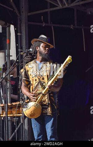 Zouratié Koné spielt die Kora, ein westafrikanisches Instrument, mit seinem Ensemble beim Brussels Jazz Festival im Mai 2023 Stockfoto