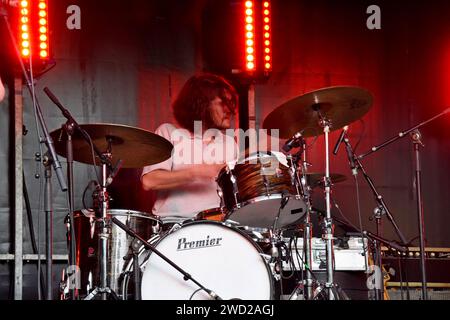 Antoni Foscez Schlagzeuger mit dem belgisch-niederländischen Trance-Blues-Quartett 44 Rave auf der Bühne des Place Ste-Catherine beim Brussels Jazz Festival im Mai 2023 Stockfoto