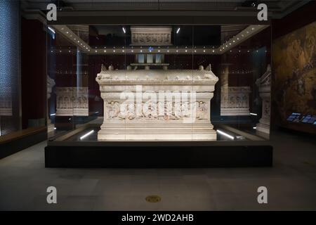 Istanbul, Türkei - 11. Dezember 2023: Alexander Sarkophag im Archäologischen Museum Istanbul. Das Museum wurde 1891 als Osmanisches Kaiserliches Museum erbaut Stockfoto