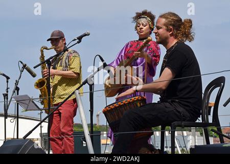 Imane Guemssy mit der Band Tiganwa trat auf einer Bühne auf einem niederländischen Binnenschiff auf dem Quai de Biestebroeck beim Brussels Jazz Festival im Mai 2023 auf Stockfoto