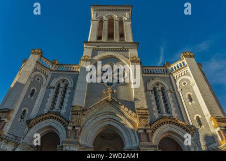 Die Fassade der Kathedrale der Stadt Saint-Etienne, die dem Heiligen Charles Borromeo gewidmet ist. Saint-Etienne, Region Auvergne-Rhône-Alpes, Frankreich Stockfoto