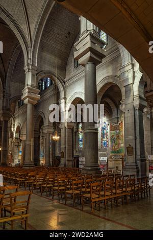 Werfen Sie einen Blick auf die Säulen, Bögen und Buntglasfenster der Kathedrale von San Carlo. Saint-Etienne, Region Auvergne-Rhône-Alpes, Frankreich, Europa Stockfoto