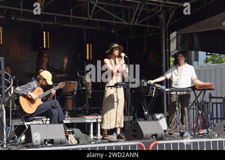 Die belgische vierköpfige Band Ão mit der Sängerin Brenda Corijn trat auf der Bühne des Place Ste-Catherine beim Brussels Jazz Festival im Mai 2023 auf Stockfoto