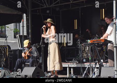 Die belgische vierköpfige Band Ão mit der Sängerin Brenda Corijn trat auf der Bühne des Place Ste-Catherine beim Brussels Jazz Festival im Mai 2023 auf Stockfoto