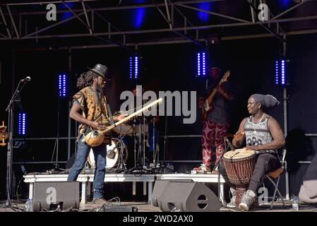 Zouratié Koné Ensemble auf der Bühne des Place Ste-Catherine beim Brussels Jazz Festival im Mai 2023 Stockfoto