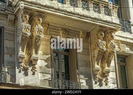 Architektonische Details im barocken Stil der Fassade eines der Gebäude mit Blick auf die Rue de General Foy, im Zentrum von Saint-Etienne. Frankreich Stockfoto