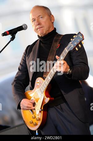 HINWEIS: ES IST NICHT BEKANNT, OB DIE GITARRE, DIE AUF DIESEM BILD ZU SEHEN IST, TEIL DES SALE File Fotos vom 11. November 11/09 ist, in dem Mark Knopfler eine Gibson Les Paul Gitarre spielt. Knopfler wird mehr als 120 seiner Gitarren und Amps versteigern und sagt, es sei Zeit für seine „alten Freunde“, „neue Abenteuer mit neuen Besitzern“ zu erleben. Der Frontmann der britischen Rockband Dire Straits wird Instrumente versteigern, die seine 50-jährige Karriere umfassen, wobei 25 % des Erlöses an wohltätige Zwecke gehen. Ausgabedatum: Dienstag, 21. November 2023. Stockfoto
