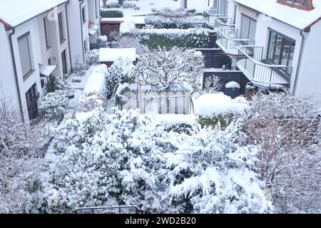 Schnee in NRW: Blick aus dem Fenster in verschneite Vorgärten *** Schnee in NRW Blick aus dem Fenster in verschneite Vorgärten Stockfoto