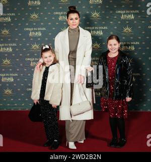 London, Großbritannien. Januar 2024. Imogen Thomas mit ihren Töchtern kam zur Europapremiere des Cirque du Soleil „Alegria – in A New Light“ in der Royal Albert Hall in London. Quelle: Imageplotter/Alamy Live News Stockfoto