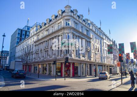 London, Großbritannien. Januar 2024. Außenansicht von Fenwick in der New Bond Street. Das ikonische Kaufhaus wird nach 133 Jahren geschlossen. Quelle: Vuk Valcic/Alamy Live News Stockfoto