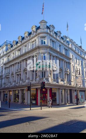 London, Großbritannien. Januar 2024. Außenansicht von Fenwick in der New Bond Street. Das ikonische Kaufhaus wird nach 133 Jahren geschlossen. Quelle: Vuk Valcic/Alamy Live News Stockfoto